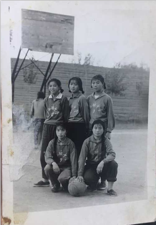 摄于1968年北矿学校，图中第一排（右一）为矿校女子篮球队队长惠淑琴。.png